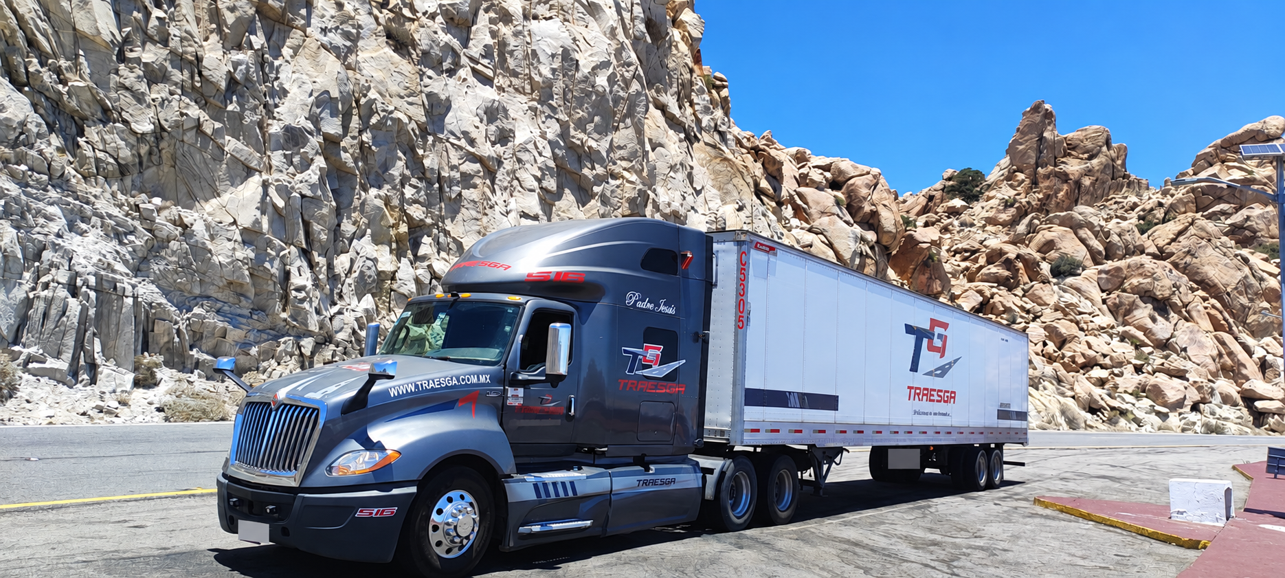 Tractocamión gris TRAESGA con remolque de caja cerrada